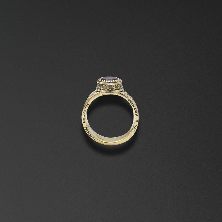 Gemstone ring 