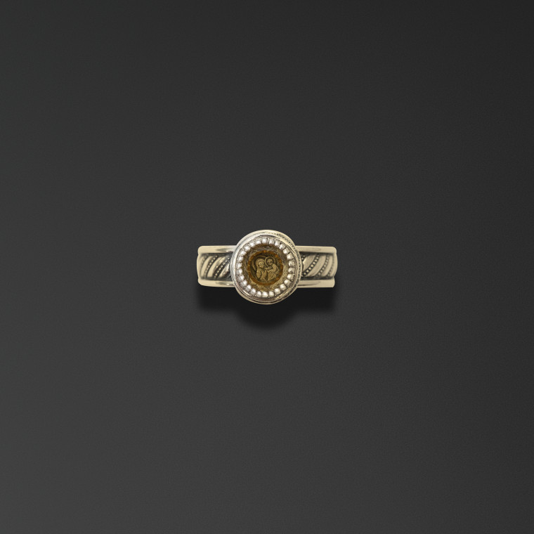 Gemstone ring 