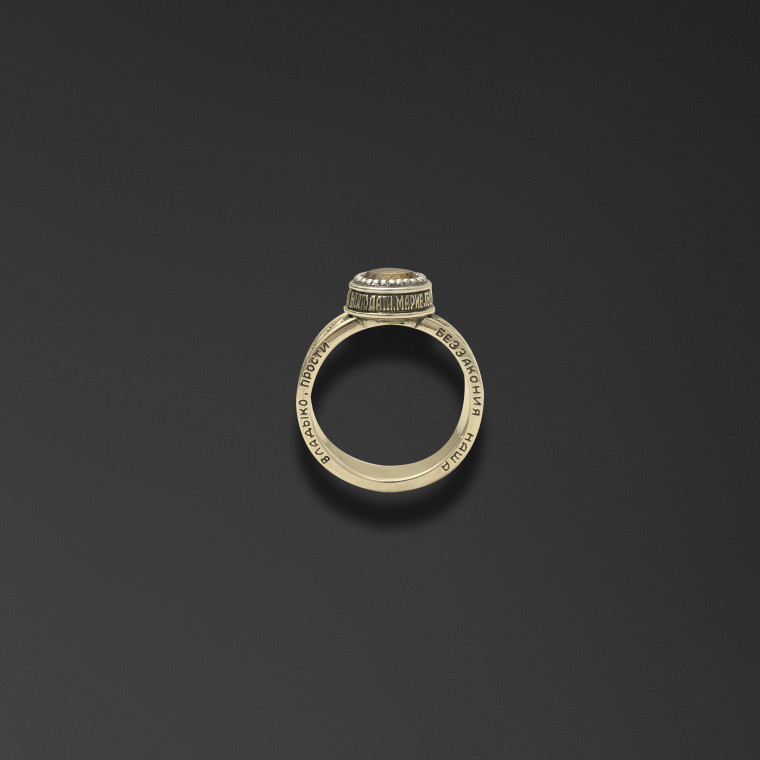 Gemstone ring 