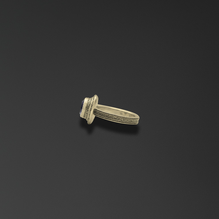 Gemstone ring 