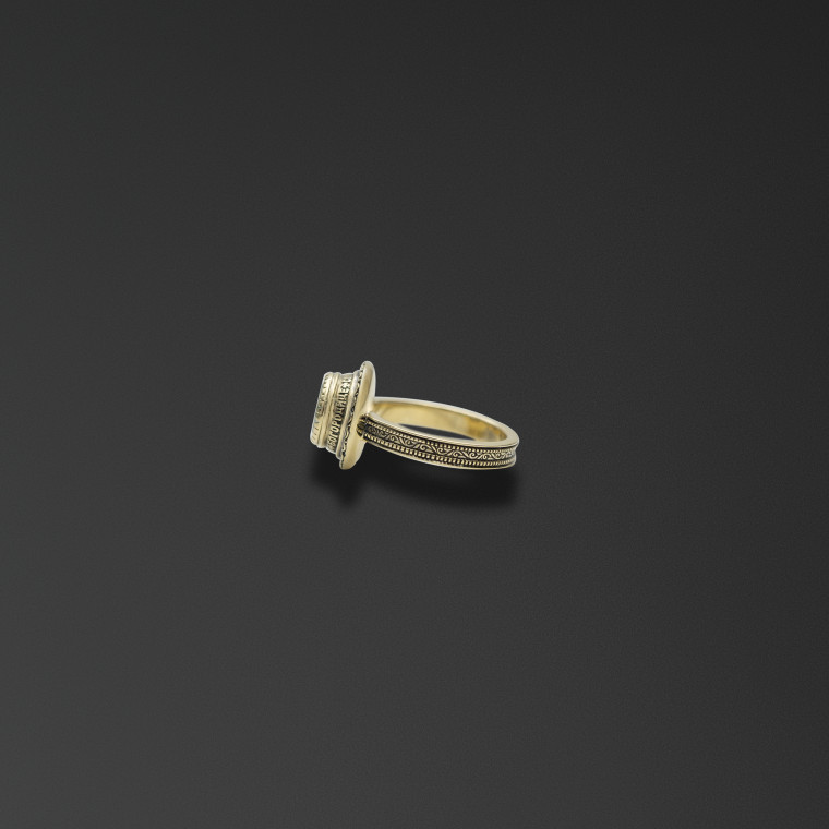 Gemstone ring 