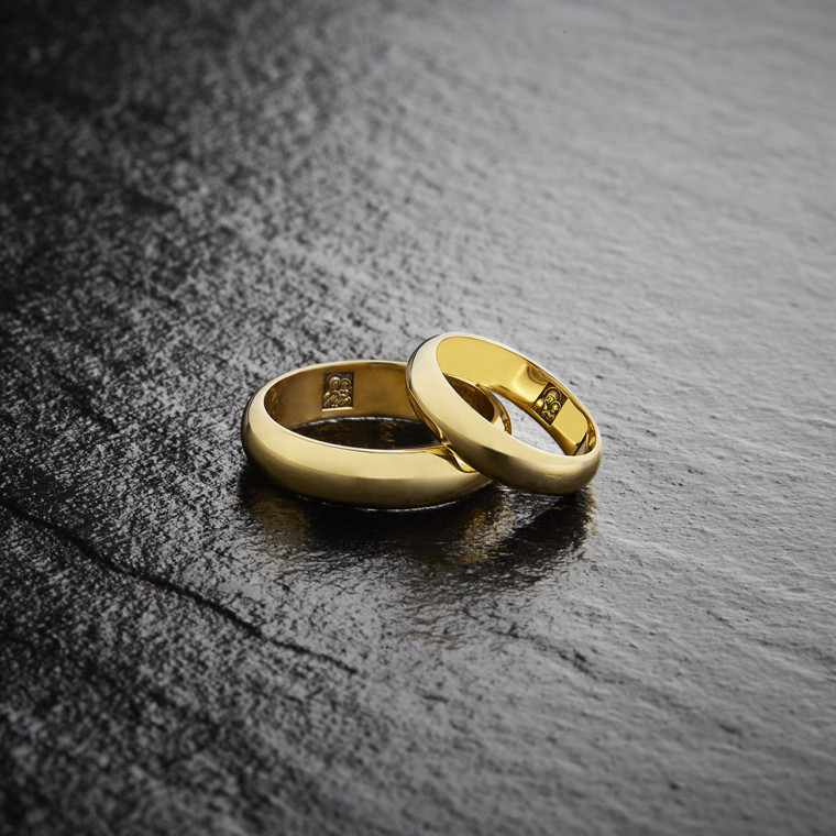 Wedding ring engraved with an image of Our Lady of Kazan